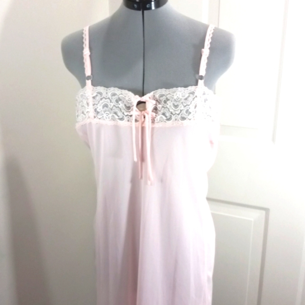 Valerie Steven's Sz Med short Negligee or Slip, light Pink